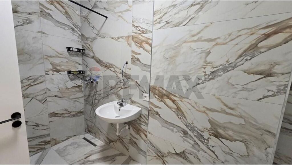 Apartament 1+1 per qira te rruga 5 Maj!