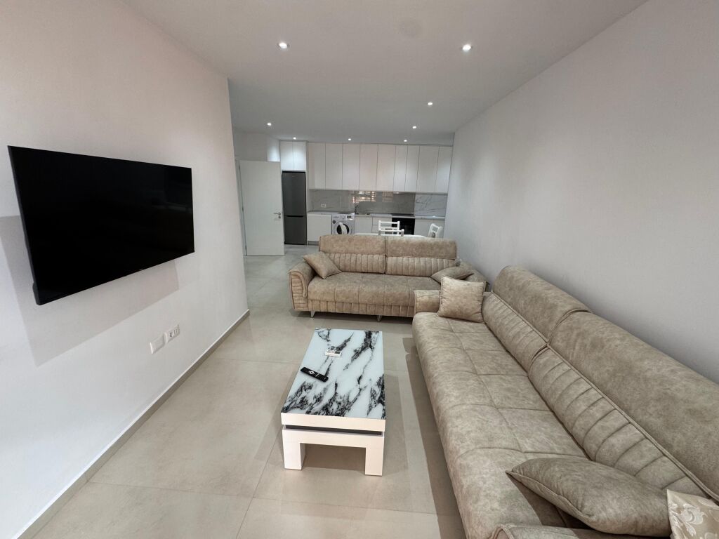 🏡 Appartamento 2+1+2 in affitto 📍 21 Dhjetori, vicino al Supermercato Joena  ▪️ Superficie: 115 m² ▪️ 5° piano con ascensore ▪️ Organizzazione: soggiorno + cucina, 2 camere da letto, 2 bagni ▪️ Appartamento spazioso e adatto per famiglia o coppia  💶 Prezzo: 850 euro/mese