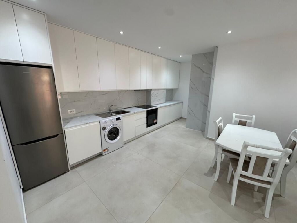🏡 Appartamento 2+1+2 in affitto 📍 21 Dhjetori, vicino al supermercato Joena 💶 Prezzo: 850 euro/mese