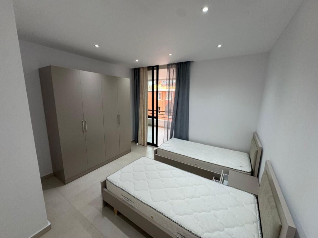 🏡 Appartamento 2+1+2 in affitto 📍 21 Dhjetori, vicino al Supermercato Joena  ▪️ Superficie: 115 m² ▪️ 5° piano con ascensore ▪️ Organizzazione: soggiorno + cucina, 2 camere da letto, 2 bagni ▪️ Appartamento spazioso e adatto per famiglia o coppia  💶 Prezzo: 850 euro/mese