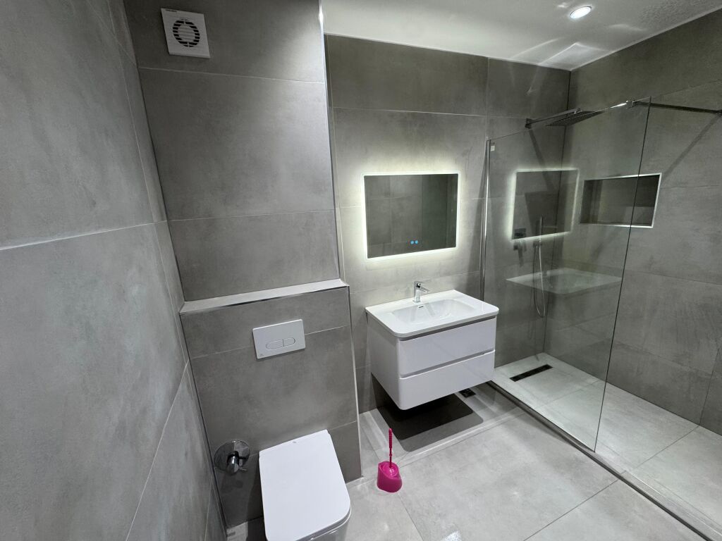 🏡 Appartamento 2+1+2 in affitto 📍 21 Dhjetori, vicino al Supermercato Joena  ▪️ Superficie: 115 m² ▪️ 5° piano con ascensore ▪️ Organizzazione: soggiorno + cucina, 2 camere da letto, 2 bagni ▪️ Appartamento spazioso e adatto per famiglia o coppia  💶 Prezzo: 850 euro/mese