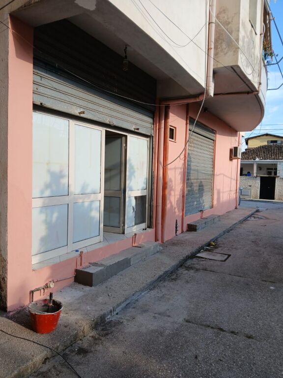 VENDESI 2 NEGOZI OCCASIONE Vicino al Liceo “Halim Xhelo”, Vlore