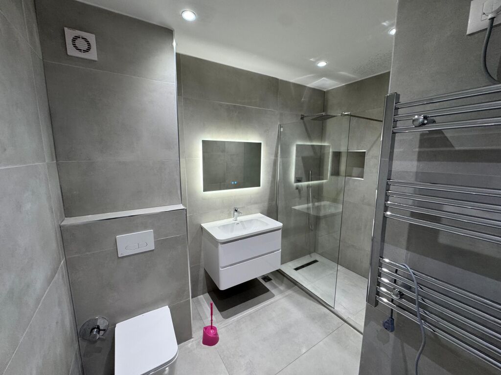 🏡 Appartamento 2+1+2 in affitto 📍 21 Dhjetori, vicino al Supermercato Joena  ▪️ Superficie: 115 m² ▪️ 5° piano con ascensore ▪️ Organizzazione: soggiorno + cucina, 2 camere da letto, 2 bagni ▪️ Appartamento spazioso e adatto per famiglia o coppia  💶 Prezzo: 850 euro/mese
