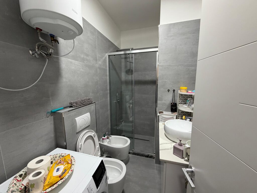 Shitet i mobiluar Super Apartamenti 1+1 📍Zona e Linzes. Rruga Baftjar Lici