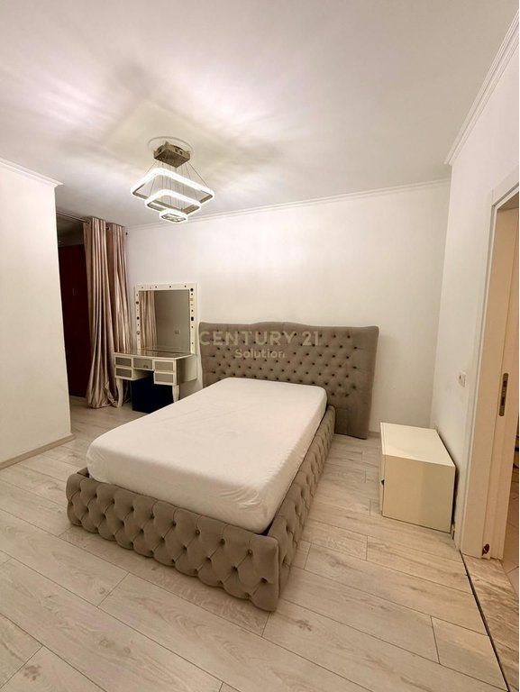 Apartament 2+1+2 per shitje tek Komuna e Parisit
