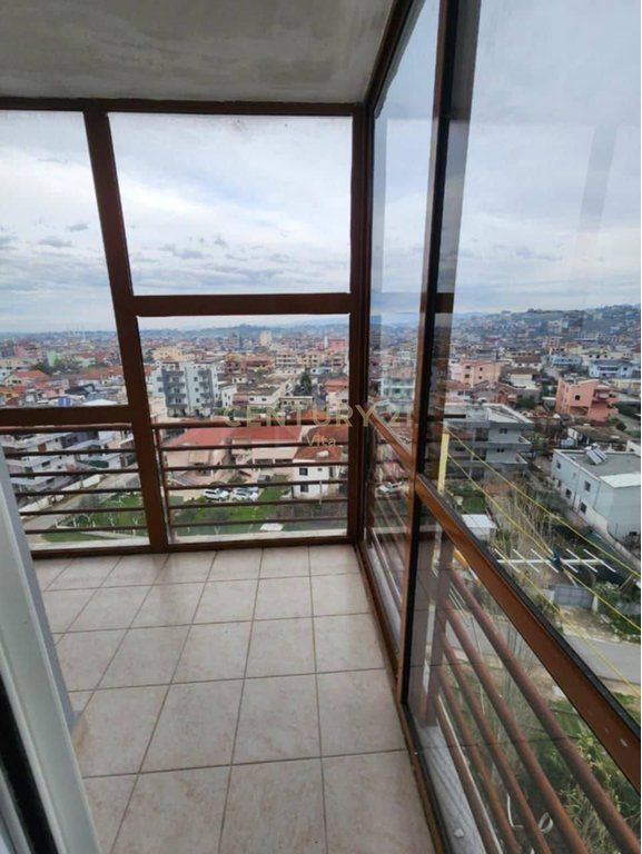 Apartament 1+1 i Mobiluar për Shitje pranë Detit në Plazh , Durres