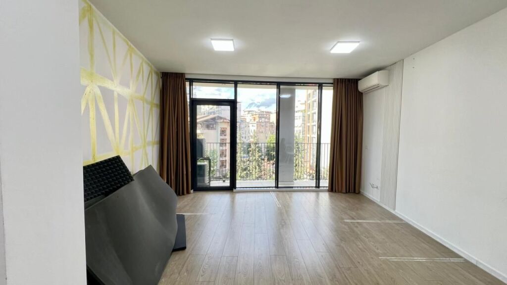 UFFICIO IN AFFITTO: 2 Ambienti di Lavoro 📍Lake View Residence (Rr. E Kosovareve) || +1 Posto Auto 🅿️ - 1100€/Mese - Sup. 75m² || Ideale per aziende che cercano un’immagine professionale