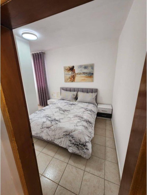 Apartament 1+1 i Mobiluar për Shitje pranë Detit në Plazh , Durres