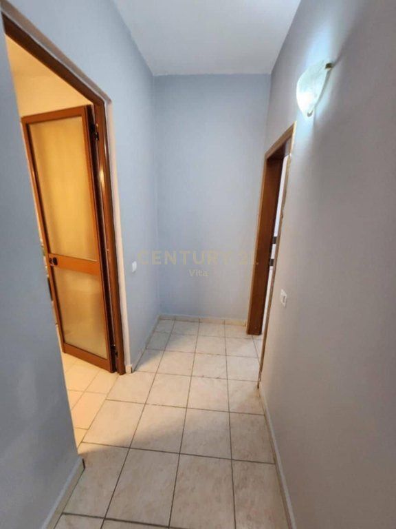 Apartament 1+1 i Mobiluar për Shitje pranë Detit në Plazh , Durres