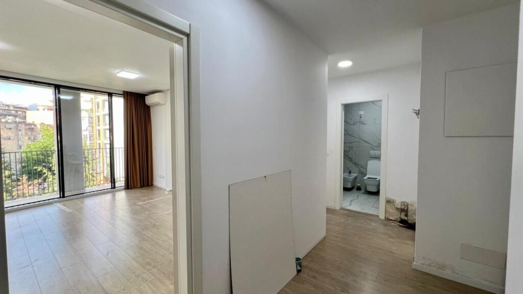UFFICIO IN AFFITTO: 2 Ambienti di Lavoro 📍Lake View Residence (Rr. E Kosovareve) || +1 Posto Auto 🅿️ - 1100€/Mese - Sup. 75m² || Ideale per aziende che cercano un’immagine professionale