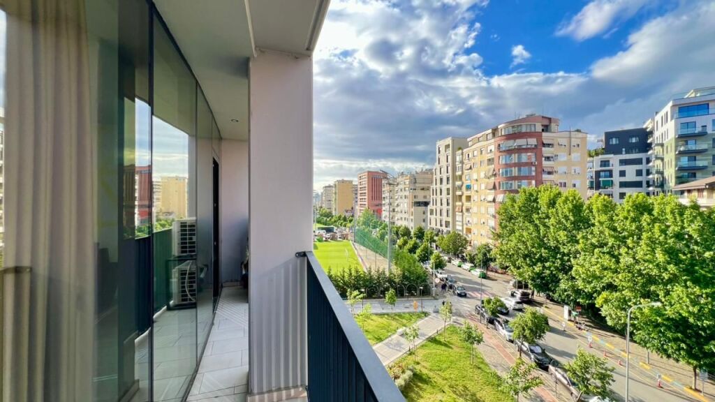 UFFICIO IN AFFITTO: 2 Ambienti di Lavoro 📍Lake View Residence (Rr. E Kosovareve) || +1 Posto Auto 🅿️ - 1100€/Mese - Sup. 75m² || Ideale per aziende che cercano un’immagine professionale