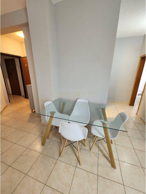 Apartament 1+1 i Mobiluar për Shitje pranë Detit në Plazh , Durres