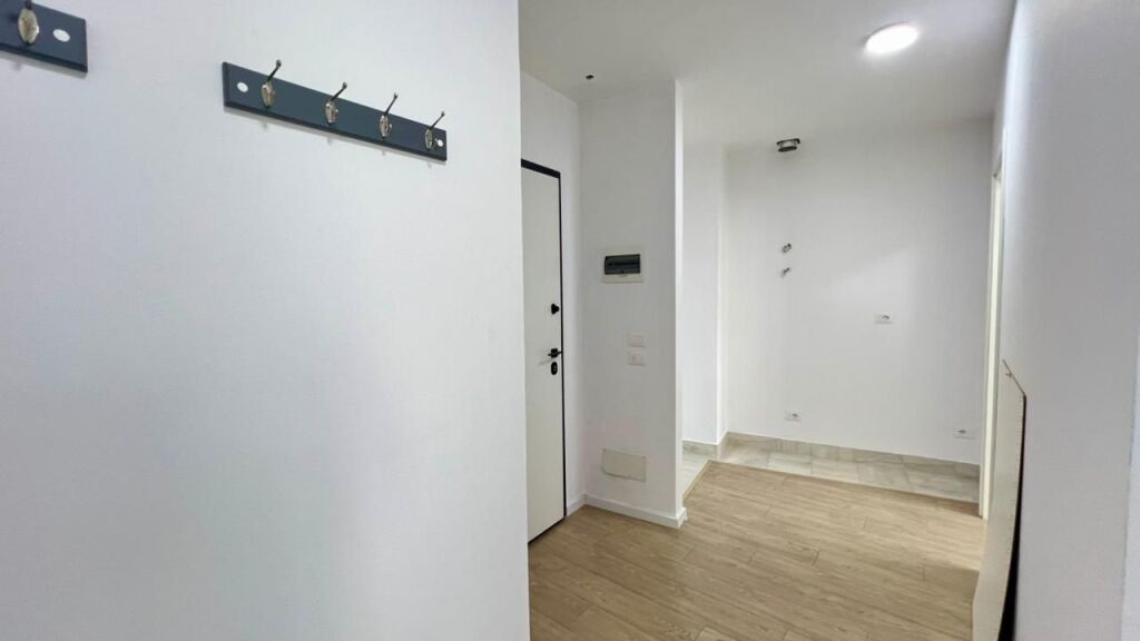 UFFICIO IN AFFITTO: 2 Ambienti di Lavoro 📍Lake View Residence (Rr. E Kosovareve) || +1 Posto Auto 🅿️ - 1100€/Mese - Sup. 75m² || Ideale per aziende che cercano un’immagine professionale
