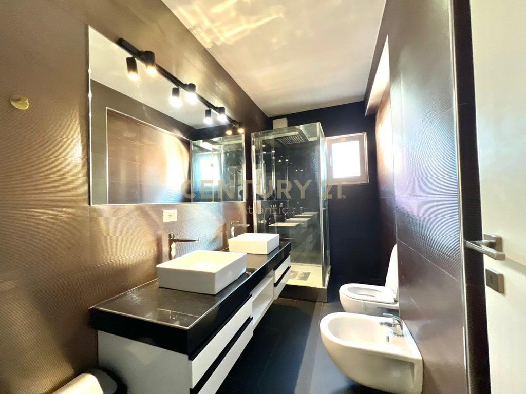 ESCLUSIVO ! APPARTAMENTO DI LUSSO IN VENDITA 2+1+2 BAGNI + 80M2 VERANDA E 1 GARAGE IN SPIAGGIA ILIRIA DURRES !