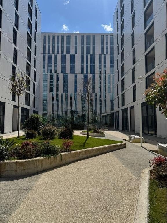 Ofrojmë për qira Apartament 2+1+2 + Post Parkimi në Kompleksi “Akses Tirana” 700 € /Muaj