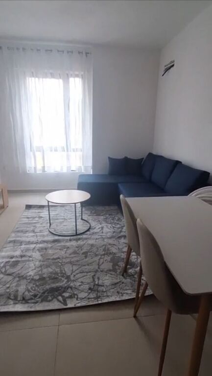 Jepet me Qera Apartament 1+1 te Zona e 5 Maji, i mobiluar totalisht , 400 MIJE LEKE