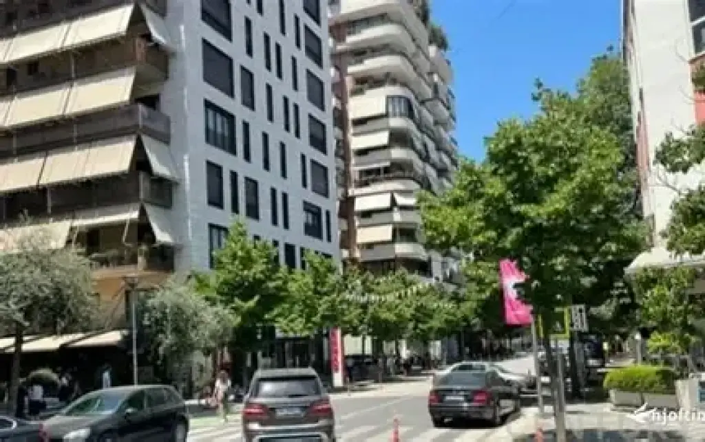 Shitet apartament 2+1 + garazhd tek Libri Universitar!