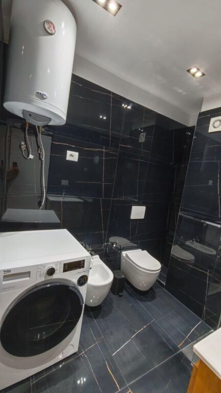 Apartament 2+1+2 me qera tek Komuna e Parisit.