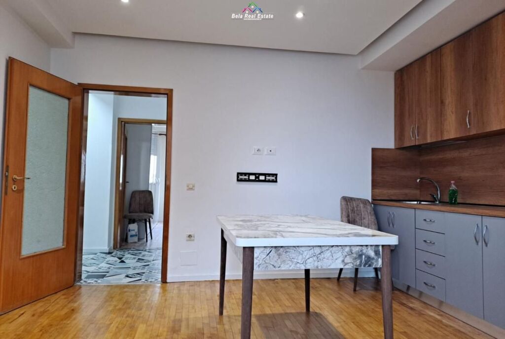 Apartament Me Qera 2+1 Tek Ish Restorant Durresi (ID B2201918) Tirane