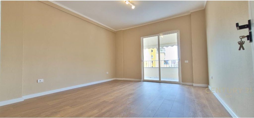 Shitet Super Apartament 2+1+2 Bulevardi Zhan D’Ark – pranë Ministrisë së Jashtme !