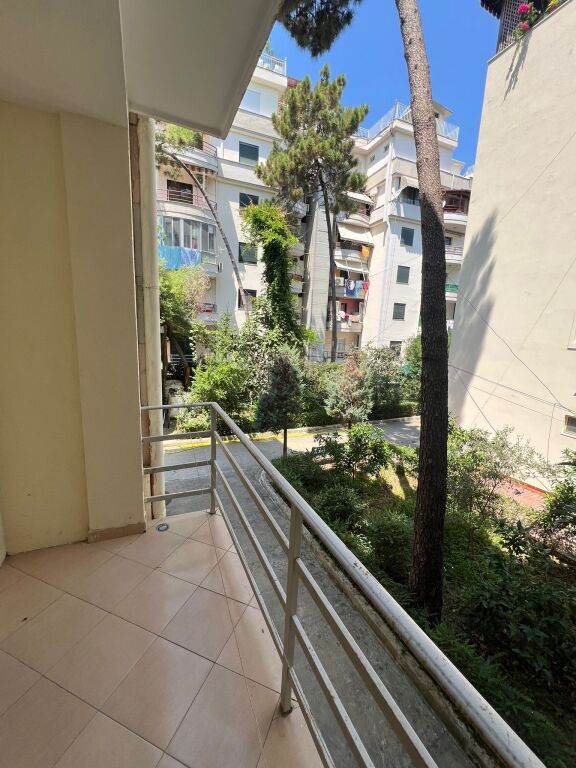 Okazione Shitet Apartment