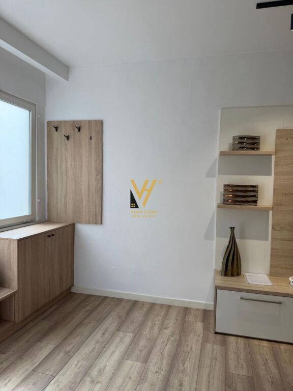 JEPET APARTAMENT 1+1 ME QERA TEK RRUGA E BARRIKADAVE 50.000 LEKE