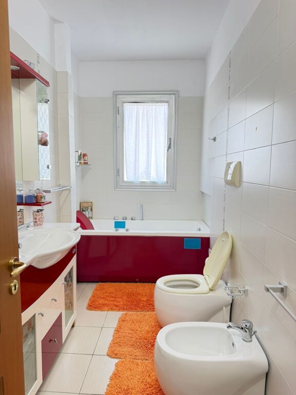 Jepet me Qera Afatgjate Apartament 2+1+2WC me Pamje Deti, Vlorë