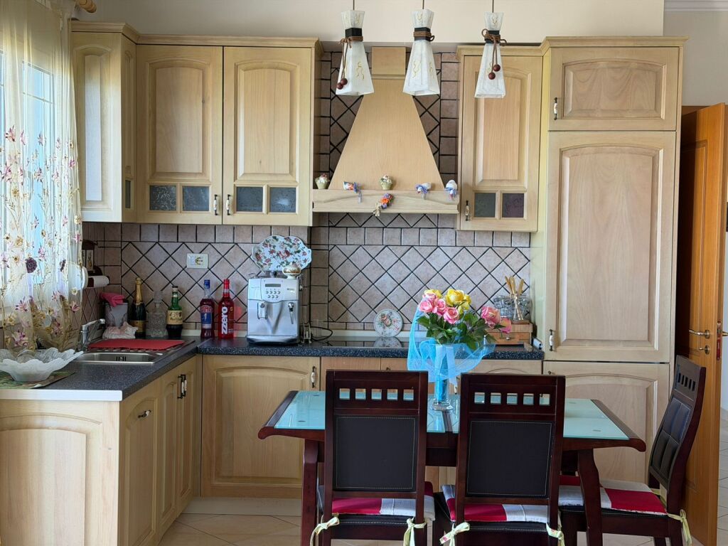 Jepet me Qera Afatgjate Apartament 2+1+2WC me Pamje Deti, Vlorë