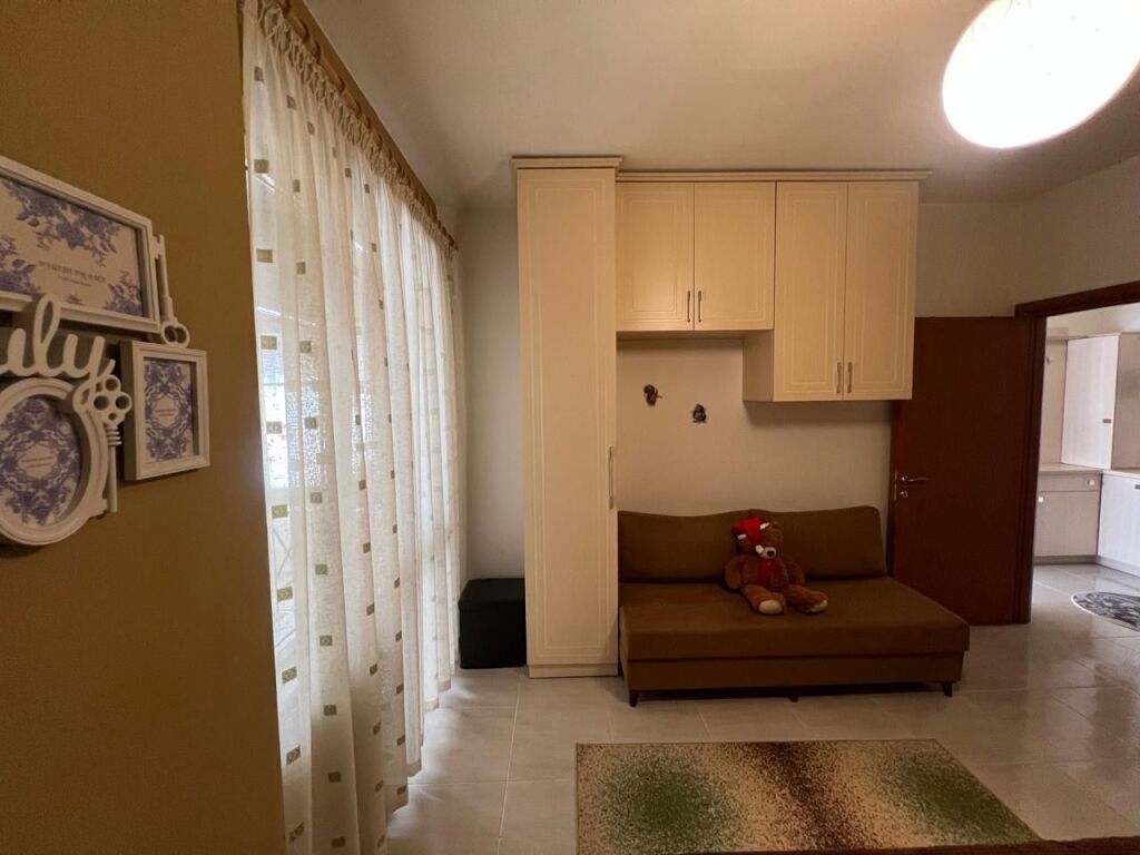 1+1 In Affitto, Astir, vicino alla rotatoria