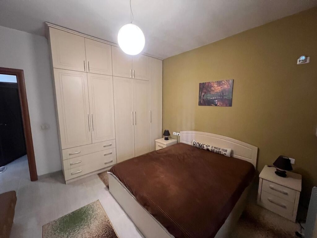 1+1 In Affitto, Astir, vicino alla rotatoria