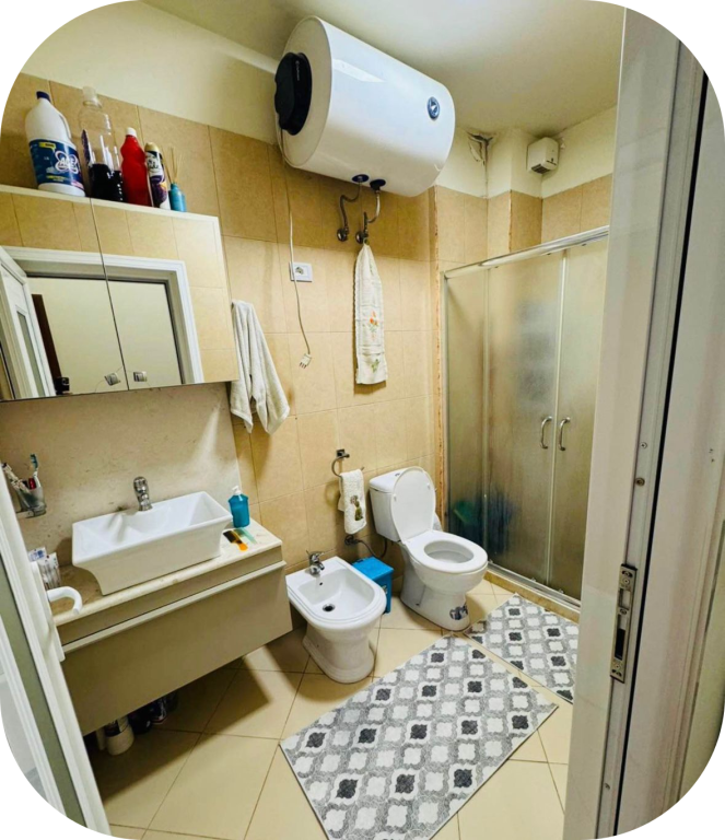 AFFITTASI 1+1 + POSTO AUTO 📍 Vicino a Kodrës së Diellit – Via Bill Klinton