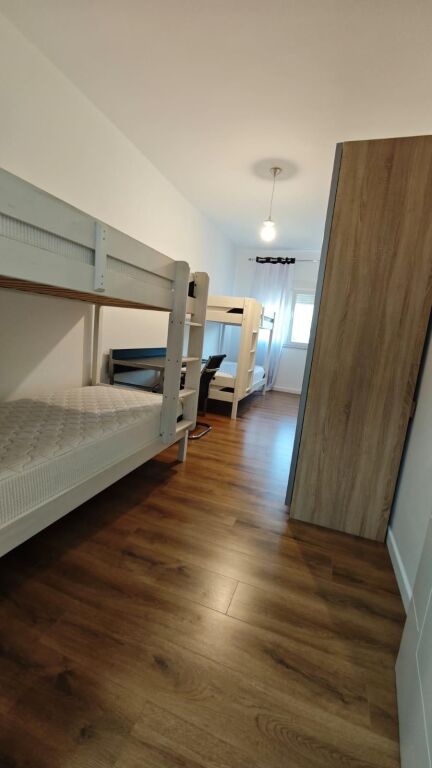 Apartament 2+1+2 me qera tek Komuna e Parisit.