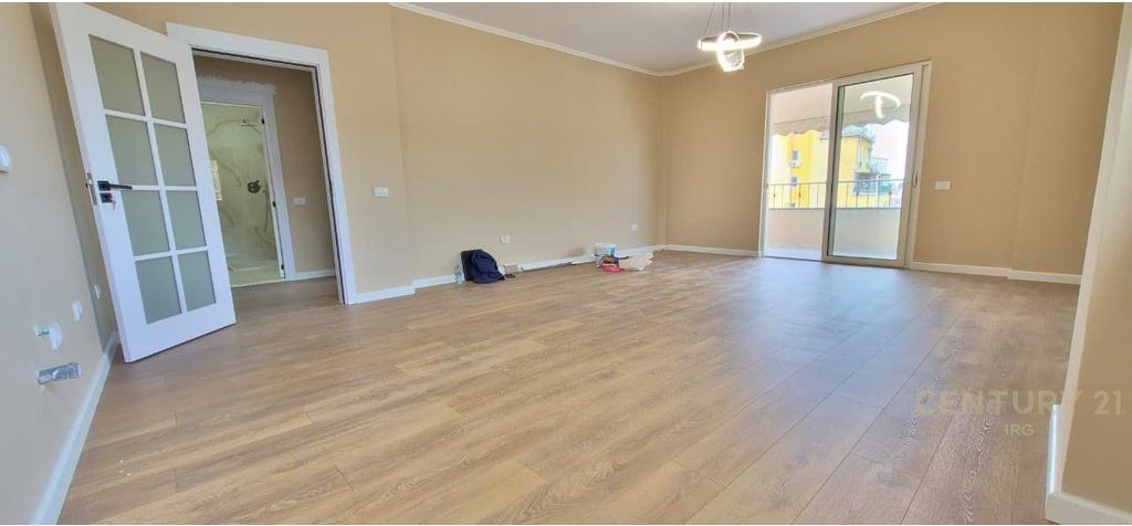 Shitet apartament 2+1+2 pranë Bulevardit Zhan D’Ark, afër Ministrisë së Jashtme,
