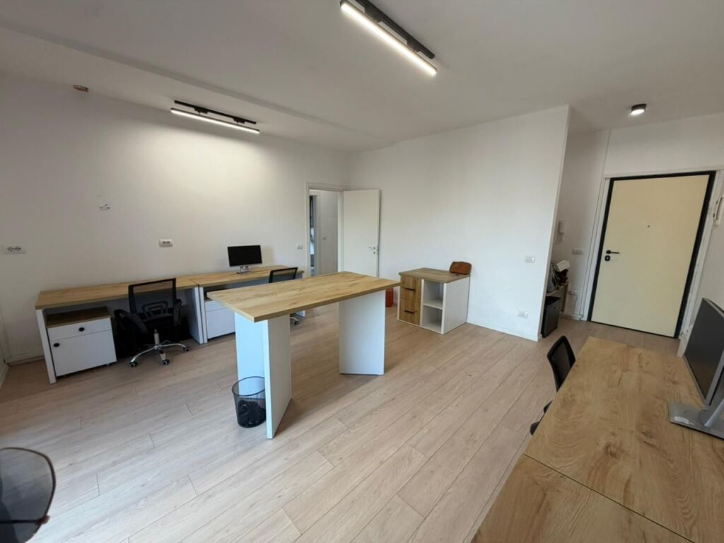 🏢 Apartment 2+1+2 for Rent for Offices 📍 Garden Building, 21 Dhjetori💶 Price: 1000€ / month