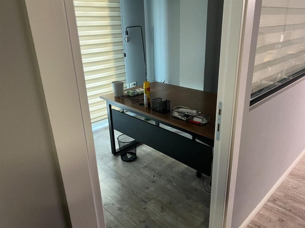 Ufficio in affitto presso il Complesso Square 21 (ID BZ2580) Tirana​