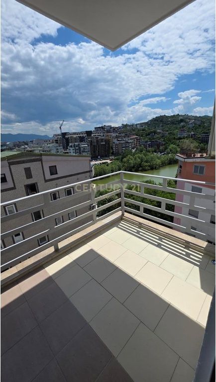 Shitet apartament modern 2+1, me pamje nga liqeni