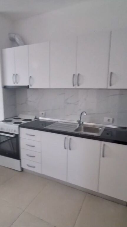 Jepet me Qera Apartament 1+1 te Zona e 5 Maji, i mobiluar totalisht , 400 MIJE LEKE