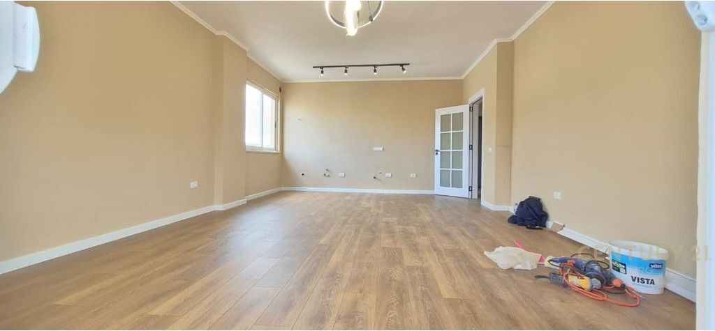 Shitet apartament 2+1+2 pranë Bulevardit Zhan D’Ark, afër Ministrisë së Jashtme,
