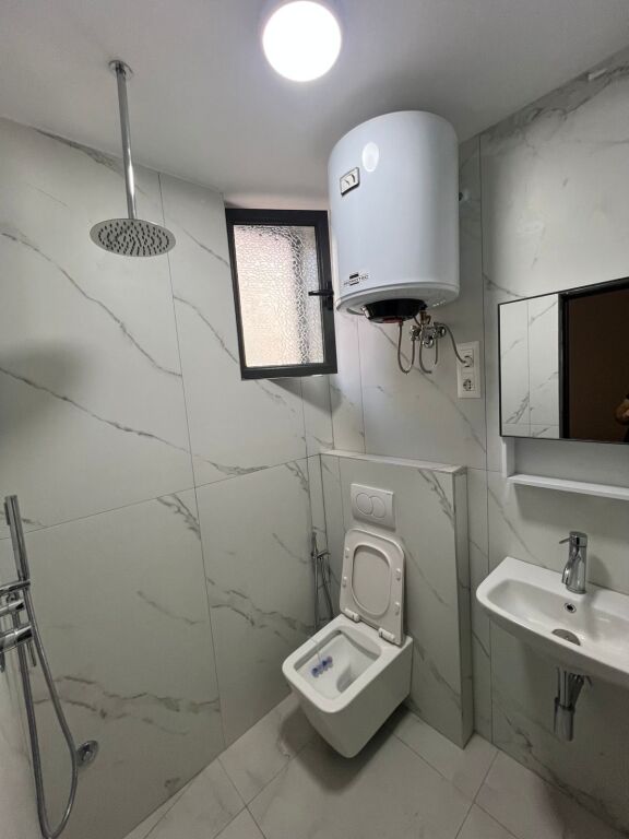 Apartament 1+1 me qira – Shkolla e Bashkuar (pranë Uni të Mjekësisë) !