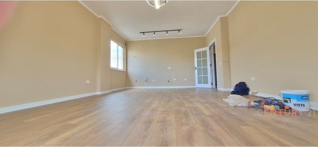 Shitet apartament 2+1+2 pranë Bulevardit Zhan D’Ark, afër Ministrisë së Jashtme,
