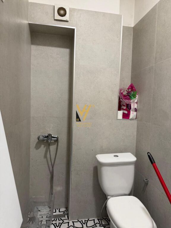 JEPET APARTAMENT 1+1 ME QERA TEK RRUGA E BARRIKADAVE 50.000 LEKE