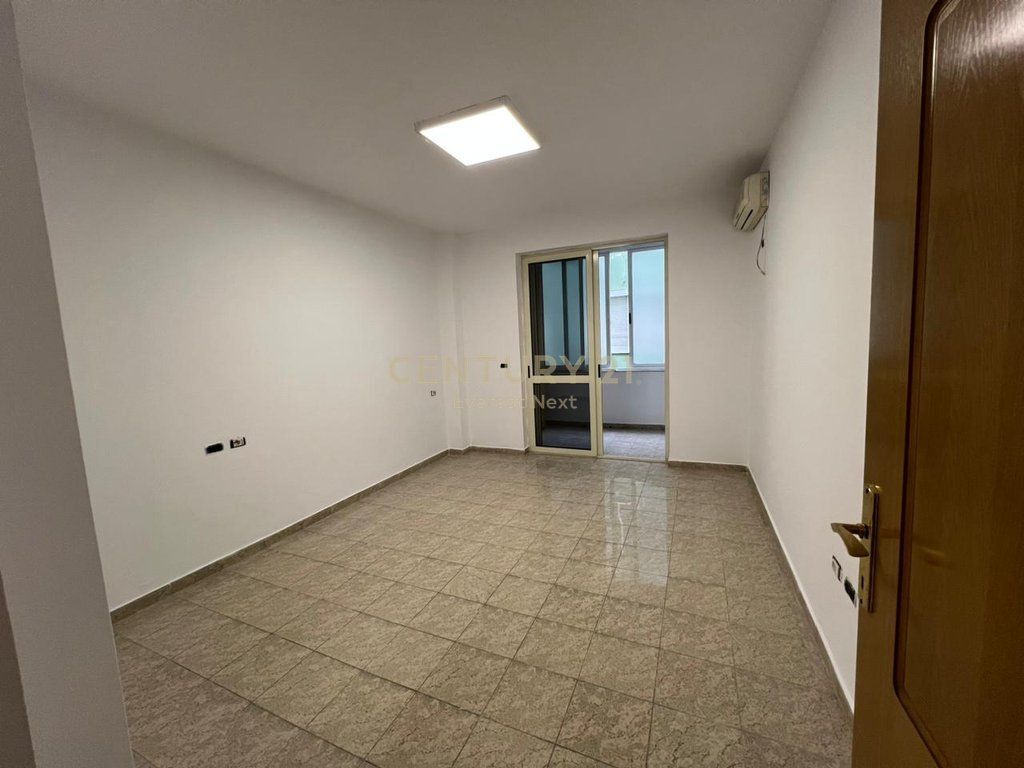 Jepet me qira ambient zyrash në zonën e Bllokut