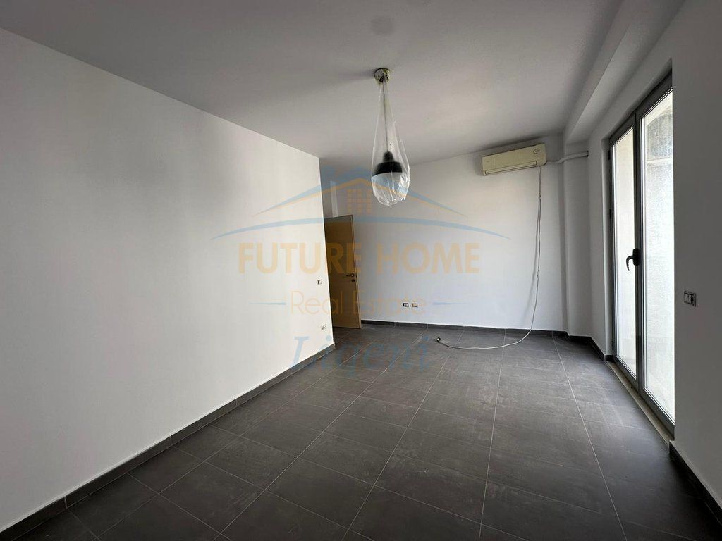 Shitet, Apartament 2+1, Kinostudio, Tiranë