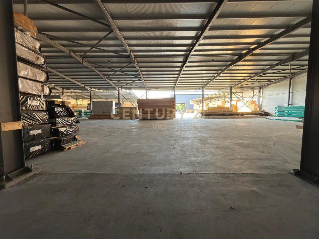 Magazzino di 2000m² in affitto vicino alla Strada Principale, ex Keneta, Durazzo!!!