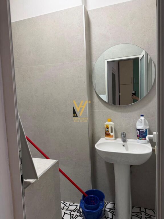 JEPET APARTAMENT 1+1 ME QERA TEK RRUGA E BARRIKADAVE 50.000 LEKE
