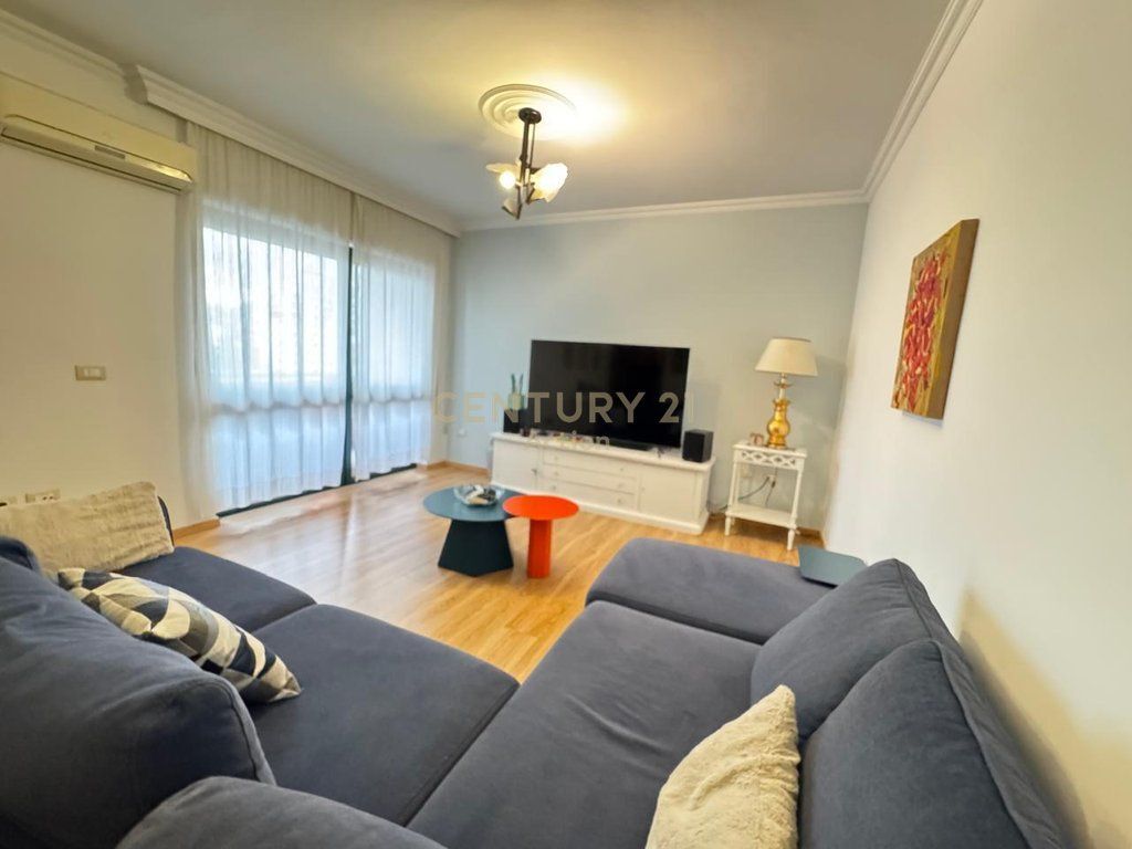 Shitet apartament 2+1 + garazhd tek Libri Universitar!