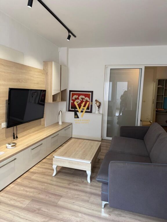 JEPET APARTAMENT 1+1 ME QERA TEK RRUGA E BARRIKADAVE 50.000 LEKE