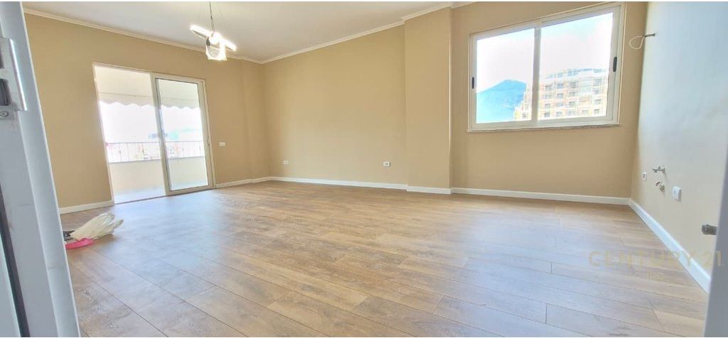 Shitet apartament 2+1+2 pranë Bulevardit Zhan D’Ark, afër Ministrisë së Jashtme,
