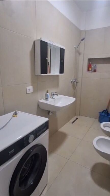Jepet me Qera Apartament 1+1 te Zona e 5 Maji, i mobiluar totalisht , 400 MIJE LEKE