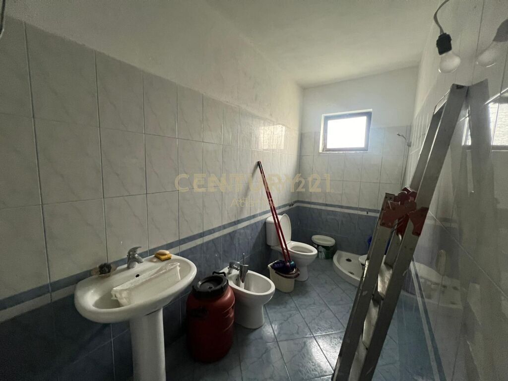 VENDESI PRIVATO IN VENDITA A ISH KENETE DURRES!
